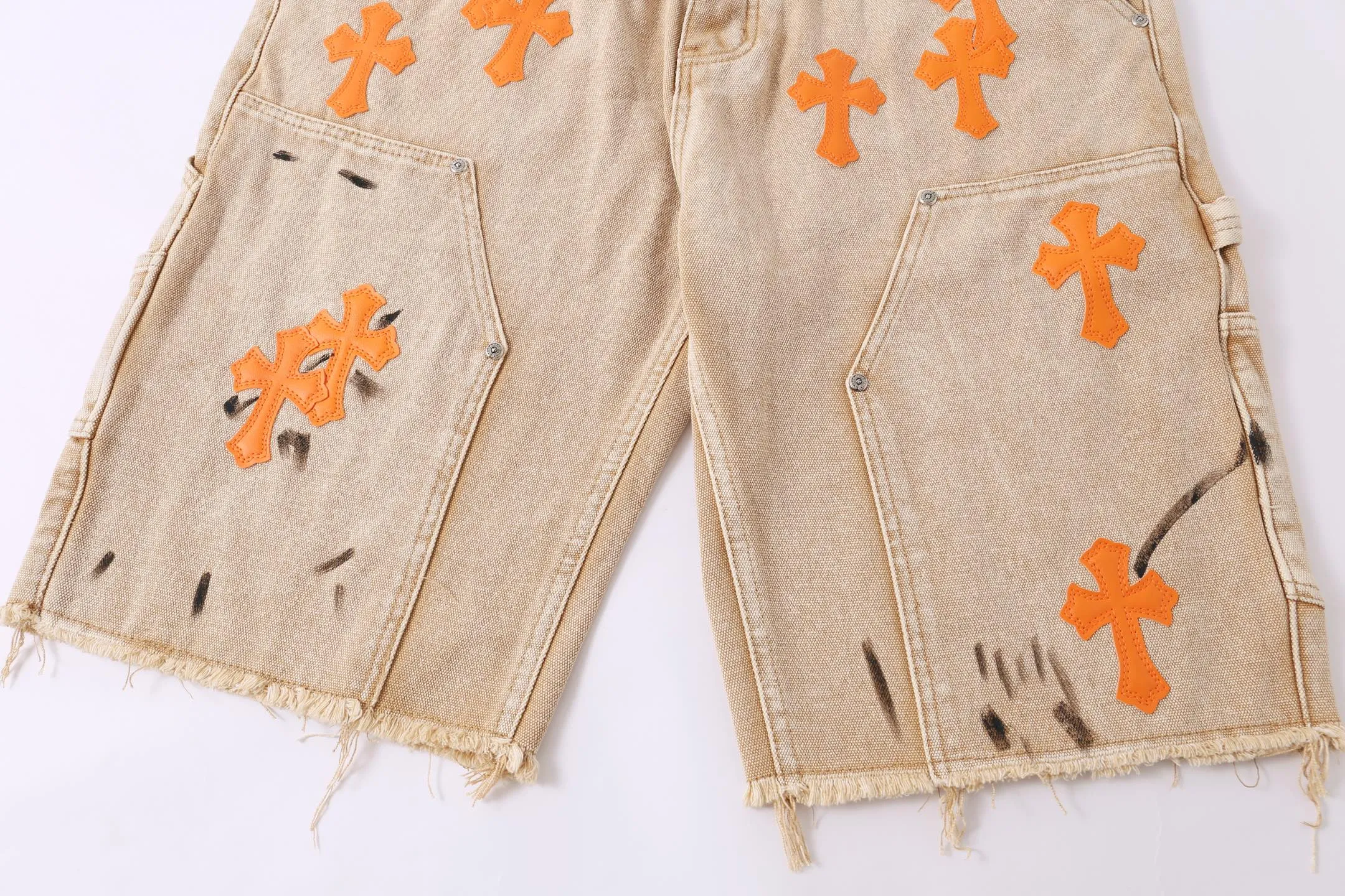 P240 Style No.: H894 GALLERY DEPT. & 𝐂𝐡𝐫𝐨𝐦𝐞 𝐇𝐞𝐚𝐫𝐭 Croxin co-branded ss25 wood splash ink hand-painted stitching multi-pocket micro-flared denim shorts. Styles with different washed textures are very friendly to people with thin legs. The micro-flared version perfectly modifies the leg shape. The timeless and moderate length makes it easy to match and match. It is the basis for various styles and is a must-have in your wardrobe! The fabric is stiff but also makes the upper body soft without losing texture. The washing process is even more perfect. It is a must-have item for everyone! ! ! Washed wheat, tag, pants label, three labels complete Color: Khaki Size: 28-30-32-34-36
